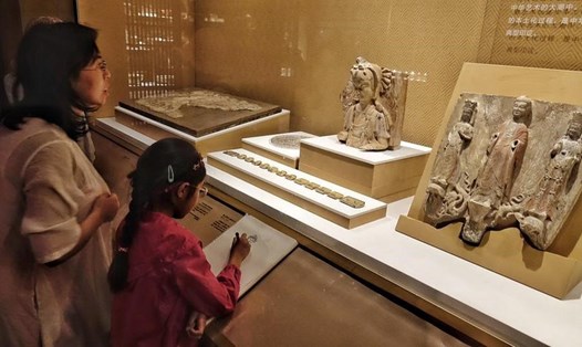 Du khách xe, triển lãm khảo cổ học tại Bảo tàng Thủ đô ở thủ đô Bắc Kinh của Trung Quốc. Ảnh: Tân Hoa Xã.