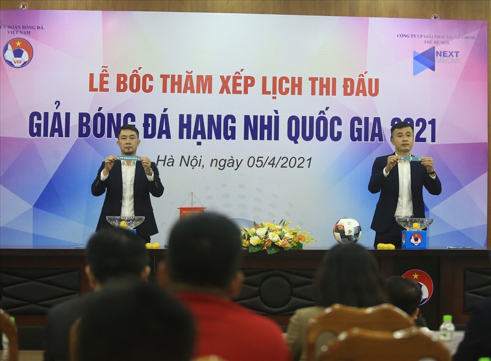 Bốc thăm xếp lịch thi đấu giải hạng Nhì 2021. Ảnh: Minh Dân