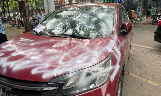 Xe ô tô đỗ trên vỉa hè đường Lương Khánh Thiện (Hải Phòng) bị xịt sơn trắng loang lổ. Ảnh CTV