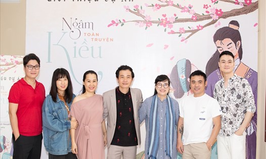 Nhạc sĩ Nguyễn Quang Long (đứng giữa) hạnh phúc khi nhận được sự ủng hộ từ bạn bè sĩ khi ra mắt dự án "Ngâm Kiều toàn truyện". Ảnh NVCC.