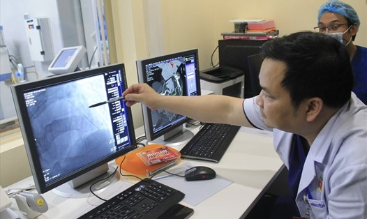 TS.BS Phan Thảo Nguyên thực hiện chụp động mạch vành cho bệnh nhân. Ảnh: BVCC