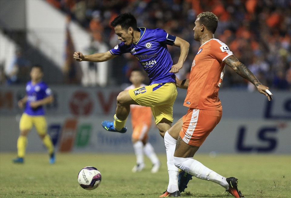Văn Quyết sẽ lỡ trận Derby Thủ đô với Viettel vì án "treo giò". Ảnh: M.D