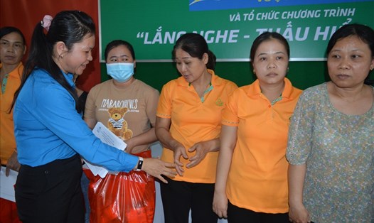 Bà Thạch Thị Thu Hà - Chủ tịch LĐLĐ tỉnh Trà Vinh - tặng 50 phần quà cho công nhân có hoàn cảnh khó khăn. Ảnh: Trí Dũng