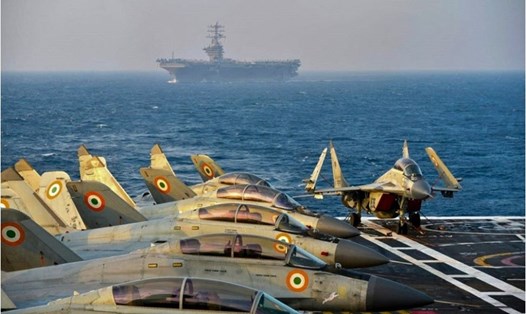 Máy bay chiến đấu của hải quân Ấn Độ trên tàu sân bay trong cuộc tập trận hải quân Malabar ở biển Arab cuối năm 2020. Ảnh: AFP