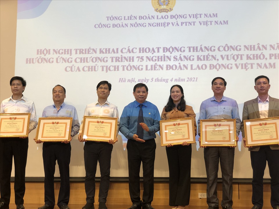 Ông Vũ Xuân Thuỷ (giữa) - Chủ tịch CĐ NNPTNT VN trao Bằng khen của CĐ ngành cho 6 tập thể có thành tích xuất sắc trong công tác triển khai, thực hiện phong trào thi đua Lao động sáng tạo. Ảnh: Đ.Phương