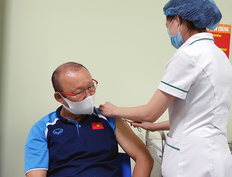HLV Park Hang-seo tiêm vaccine COVID-19 sáng 5.4. Ảnh: Nhật Đoàn