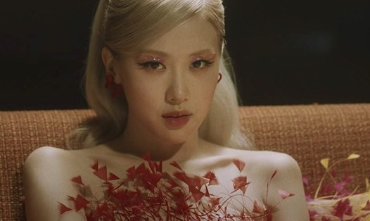 Rosé - Blackpink tiếp tục diện đầm của Công Trí trong MV "Gone". Ảnh: Blackpink
