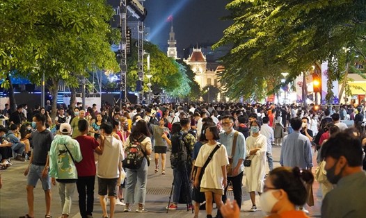 Phố đi bộ Nguyễn Huệ luôn thu hút đông đúc du khách về đêm. Ảnh: Anh Tú