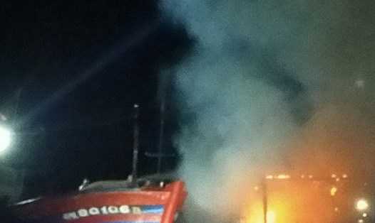 Một tàu cá của ngư dân Quảng Ngãi bị bốc cháy khi đang neo đậu ở cảng Sa Kỳ. Ảnh: Minh Đức