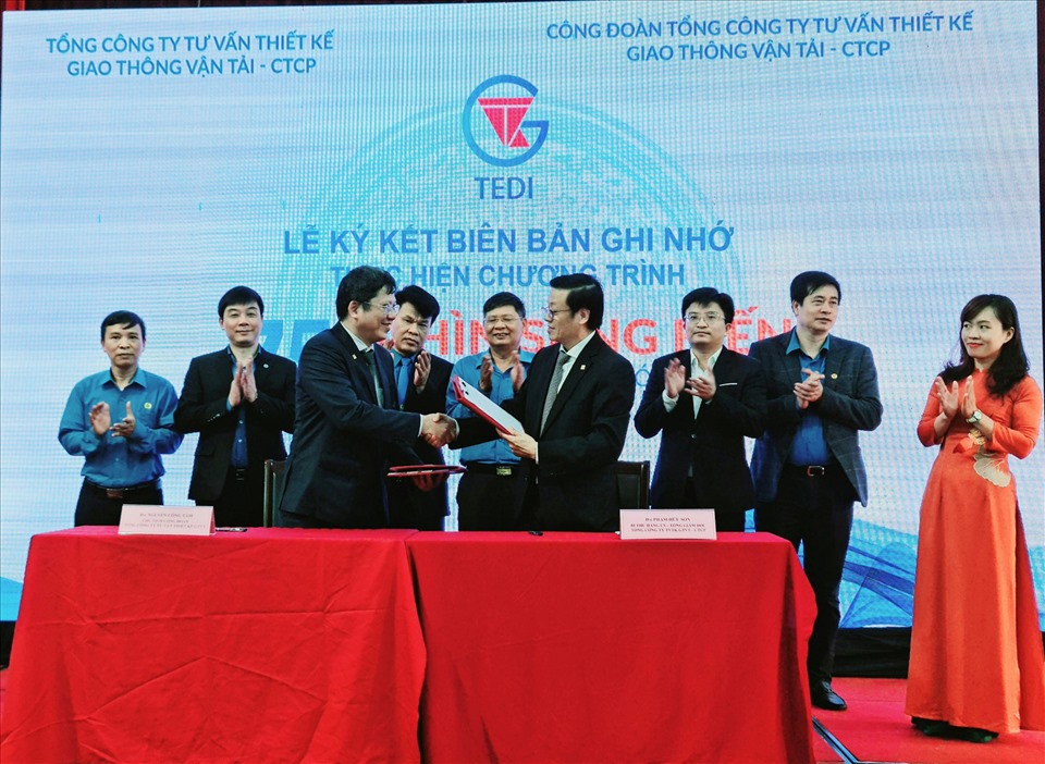 Lãnh  đạo Tổng Công ty và Công đoàn Tổng Công ty TEDI thông qua và ký kết biên bản ghi nhớ về việc thực hiện chương trình. Ảnh: Hà Anh