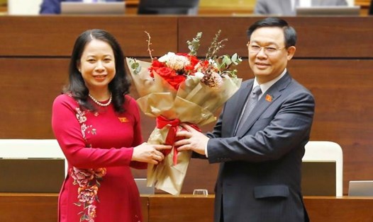 Chủ tịch Quốc hội Vương Đình Huệ tặng hoa chúc mừng Phó Chủ tịch Nước Võ Thị Ánh Xuân. Ảnh: Doãn Tấn/TTXVN