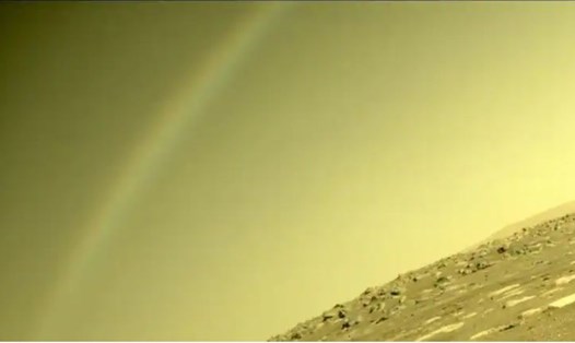 Cư dân mạng cho rằng tàu vũ trụ của NASA đã chụp được ảnh cầu vồng trên sao Hỏa. Ảnh: NASA