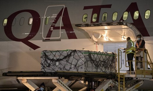 Lô vaccine COVID-19 được dỡ xuống từ máy bay của hãng hàng không Qatar Airways tại sân bay quốc tế Jomo Kenyatta, ở Nairobi, Kenya. Ảnh: AFP.