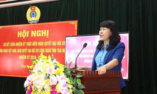 Bà Trịnh Thanh Hằng, Ủy viên Đoàn Chủ tịch, Trưởng Ban Nữ công Tổng Liên đoàn Lao động Việt Nam phát biểu tại Hội nghị. Ảnh: CĐTN
