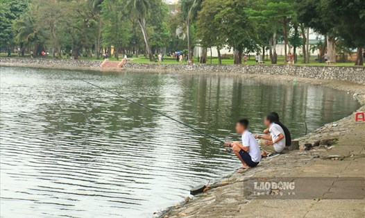 Bằng nhiều cách thức khác nhau, nạn câu cá trộm tại công viên Thống Nhất vẫn đang tiếp diễn hàng ngày. Ảnh: Huy Hoàng.