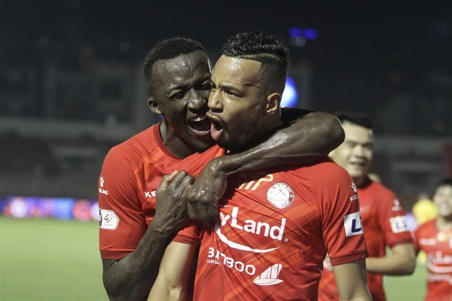 Diakite (trái) rời TPHCM do không còn nằm trong kế hoạch. Ảnh: Thanh Vũ