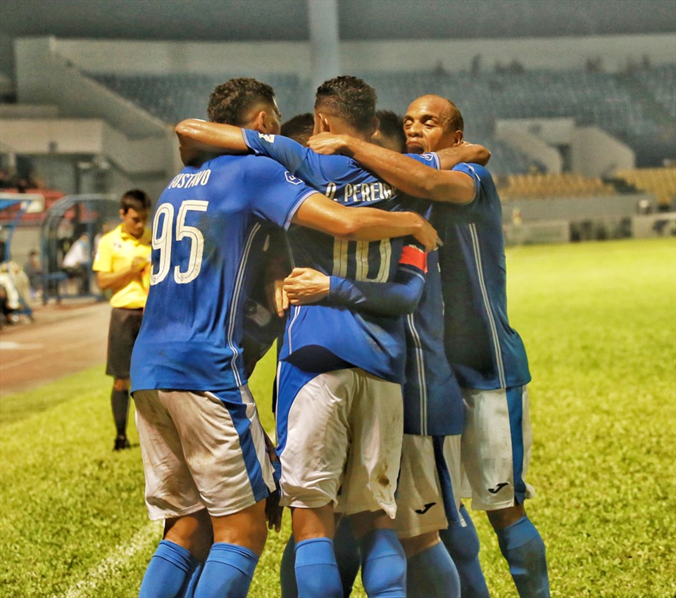 Than Quảng Ninh đang đứng thứ 2 tại V.League dù cầu thủ đang bị nợ lương. Ảnh: VPF.