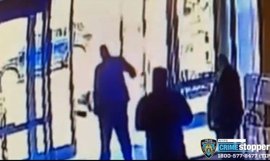 Các nhân viên gác cửa tòa nhà ở New York, nơi xảy ra vụ tấn công dã man một cụ bà gốc Á, đã bị sa thải. Ảnh: NYPD
