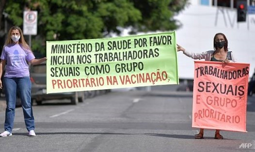 Những người hành nghề mại dâm biểu tình tại Rua Guaicurus, bang Minas Gerais, Brazil, ngày 5.4, yêu cầu được ưu tiên tiêm vaccine COVID-19. Ảnh: AFP