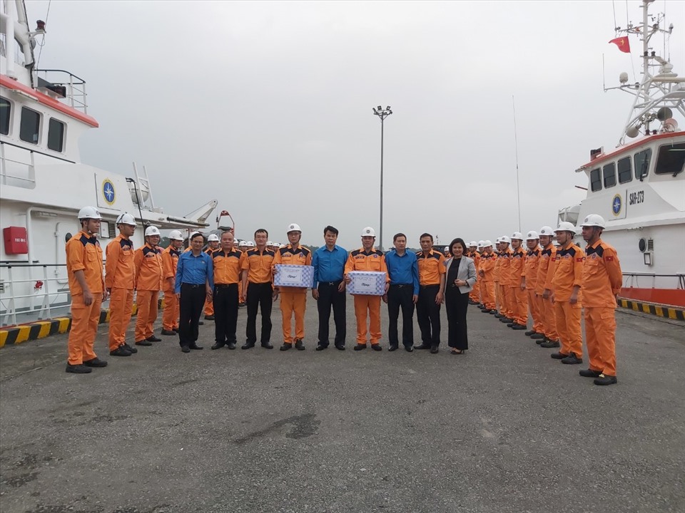 Lãnh đạo Công đoàn Giao thông Vận tải Việt Nam tặng quà đoàn viên đang làm việc tại TP.Hải Phòng. Ảnh: Văn Cảnh