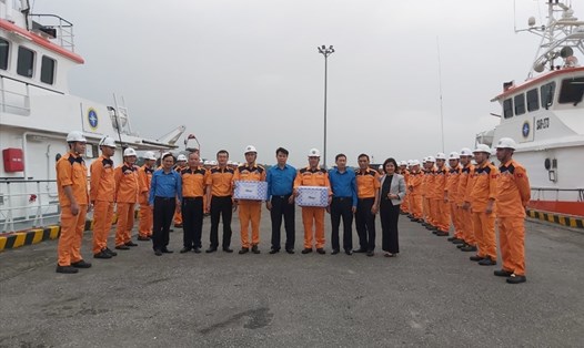Lãnh đạo Công đoàn Giao thông Vận tải Việt Nam tặng quà đoàn viên đang làm việc tại TP.Hải Phòng. Ảnh: Văn Cảnh
