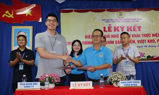 Lễ ký kết biên bản ghi nhớ giữa Công đoàn cơ sở công ty TNHH Long Yi Industrial  (thị xã Bến Cát, Bình Dương) và Ban Giám đốc công ty. Ảnh: Hoàng Trung