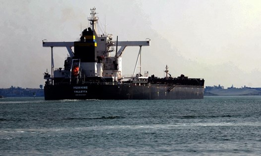 Một con tàu đi qua kênh đào Suez của Ai Cập ngày 30.3.2021, một ngày sau khi tàu Ever Given mắc kẹt được giải phóng. Ảnh: AFP.