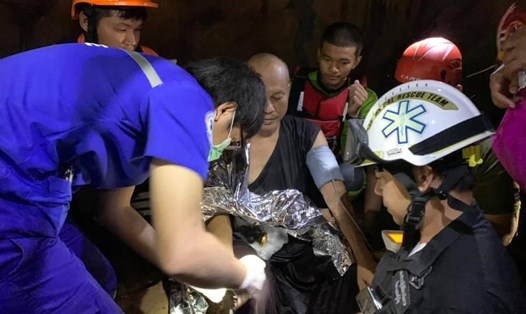 Nhà sư Thái Lan được giải cứu sau vài ngày mắc kẹt trong hang ngập nước do mưa trái mùa. Ảnh: Cứu hộ Thái Lan