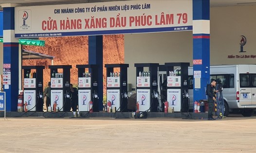 Công an đang khám xét cửa hàng xăng dầu Phúc Lâm 79 tại huyện Bù Đăng, tỉnh Bình Phước. Ảnh: T.Thành