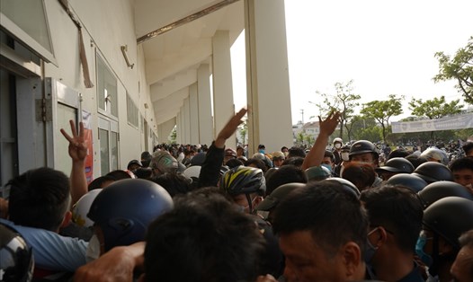 Hàng ngàn người chen lấn để mua vé xem trận SHB Đà Nẵng - HAGL