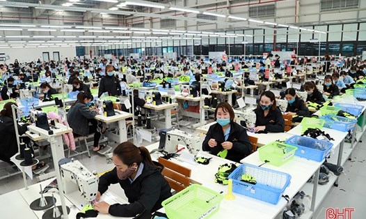 Hoạt động sản xuất của một doanh nghiệp may mặc trên địa bàn tỉnh Hà Tĩnh. 
Ảnh: H.T