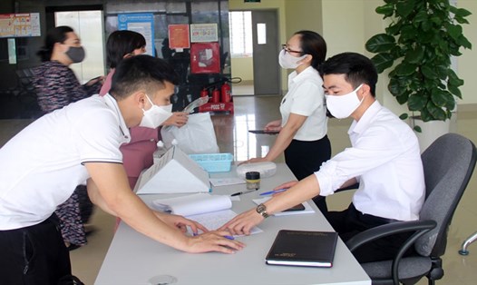 Cán bộ BHXH tỉnh Bắc Giang hướng dẫn các doanh nghiệp tìm hiểu chính sách đóng BHXH. Ảnh: BHBG