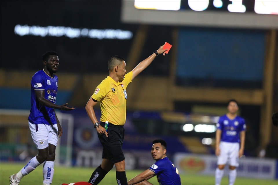 Đức Huy nhận thẻ đỏ trực tiếp trong trận thua 0-1 của Hà Nội trước Viettel tại vòng 8 V.League 2021. Ảnh: Đ.Đ