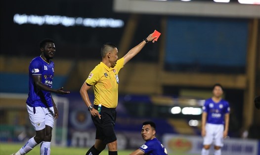 Đức Huy nhận thẻ đỏ trực tiếp trong trận thua 0-1 của Hà Nội trước Viettel tại vòng 8 V.League 2021. Ảnh: Đ.Đ