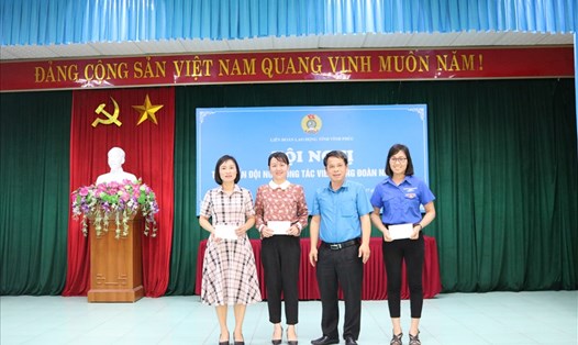 Ban tổ chức khen thưởng các học viên có phần thể hiện tốt trong các hoạt động tương tác tại Hội nghị. Ảnh: Lâm Nguyễn