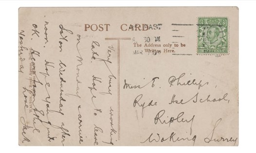 Tấm bưu thiếp viết tay của thủy thủ tàu Titanic. Ảnh: RR Auction