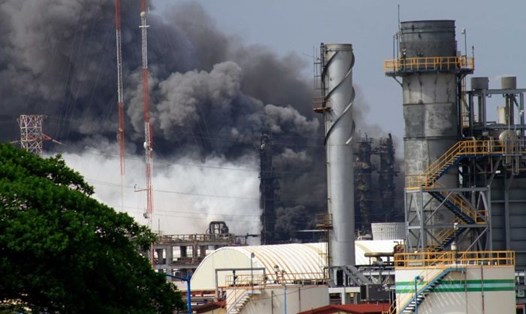 Nổ nhà máy lọc dầu Pemex năm 2016. Ảnh: AFP