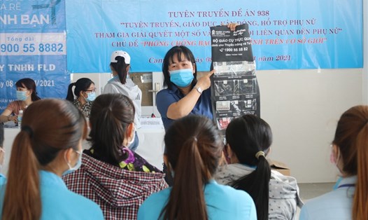 Các bác sĩ của phòng khám Marie Stopes Việt Nam tuyên truyền về các biện pháp chăm sóc sức khỏe sinh sản cho chị em công nhân. Ảnh: Phương Linh