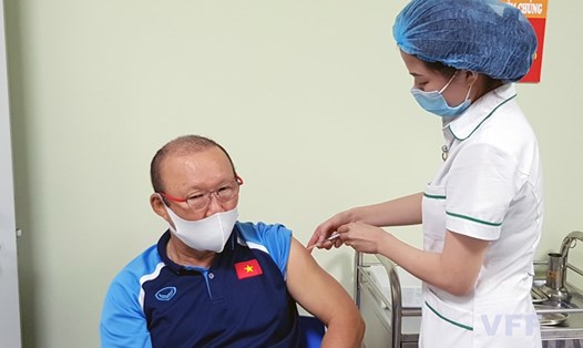 Huấn luyện viên Park Hang-seo của tuyển Việt Nam đã được tiêm vaccine phòng COVID-19 hôm 5.4. Ảnh: VFF.