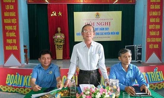 Ông Phan Minh Á - Phó Chủ tịch thường trực Liên đoàn Lao động tỉnh Quảng Nam - phát biểu tại giao ban. Ảnh: Phương Nguyên