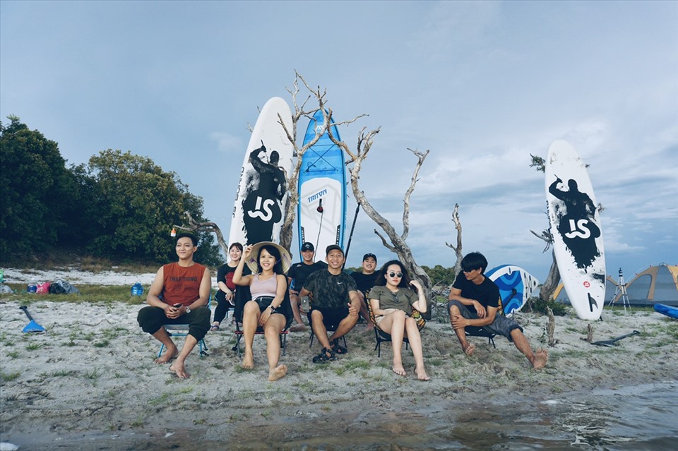 Nguyễn Đình Hoàng (ngồi giữa hàng đầu) trong một chuyến cắm trại tại Trằm Sen (Phong Điền, Thừa Thiên Huế). Ảnh: Phạm Phước Châu