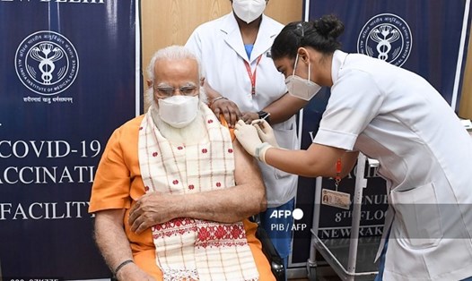 Thủ tướng Ấn Độ Narendra Modi tiêm liều vaccine COVID-19 thứ 2 vào ngày 8.4. Ảnh: AFP