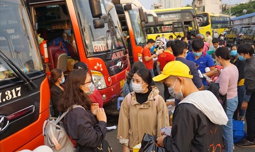 Hành khách chờ lên xe ở Bến xe Miền Đông (quận Bình Thạnh).  Ảnh: Minh Quân