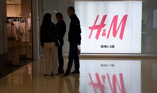 Khách hàng gần một cửa hàng của hãng thời trang Thụy Điển H&M ở Bắc Kinh, Trung Quốc. Ảnh: AFP.
