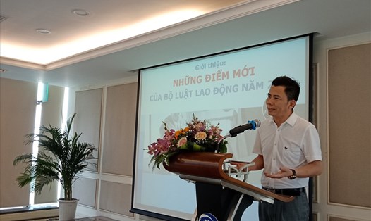 Trưởng Ban chính sách pháp luật Liên đoàn Lao động thành phố Hà Nội Tạ Văn Dưỡng truyền đạt những kiến thức về Bộ Luật Lao động 2019. Ảnh: Ngọc Ánh