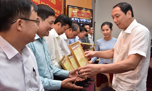 Đồng chí Lâm Minh Thành, Chủ tịch UBND tỉnh Kiên Giang tặng bằng khen cho các tập thể, cá nhân có thành tích xuất sắc trong phong trào thi đua chuyên đề Toàn dân bảo vệ an ninh Tổ quốc năm 2020. Ảnh: PV