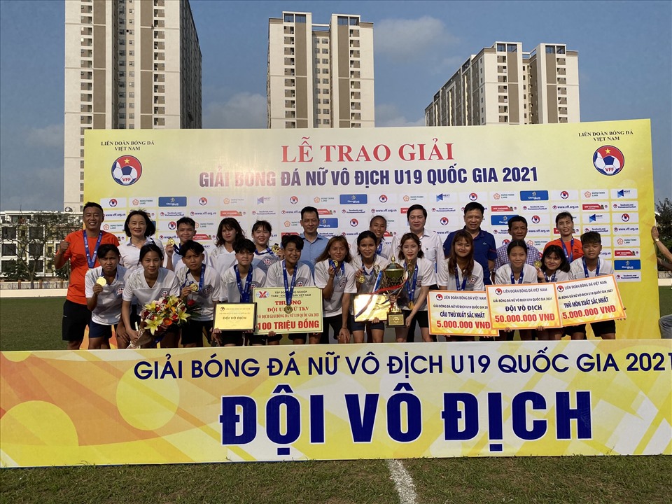 Phút đăng quang vô địch giải U19 nữ Quốc gia 2021 của các tuyển thủ U19 TKV thuộc Công ty tuyển than Cửa Ông, thành phố Cẩm Phả, tỉnh Quảng Ninh vào chiều ngày 8.4, tại sân vận động Thanh Trì - Hà Nội. Ảnh: T.N.D