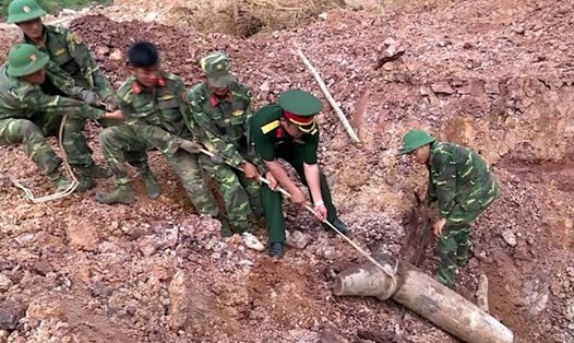 Bộ đội công binh tỉnh Quảng Trị phá dỡ một quả bom nặng hơn 240kg. Ảnh: TTXVN