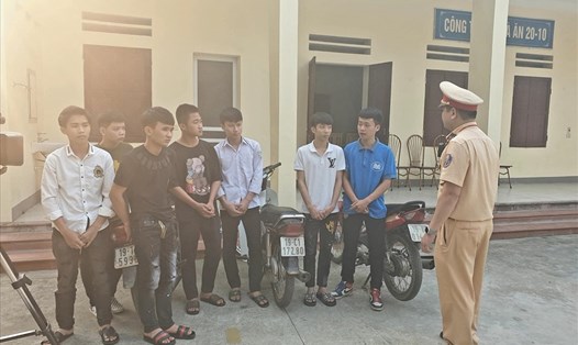 Công an huyện Thanh Sơn triệu tập nhóm thanh niên bốc đầu xe tại đường 322 để xác minh, xử phạp theo quy định của pháp luật.
