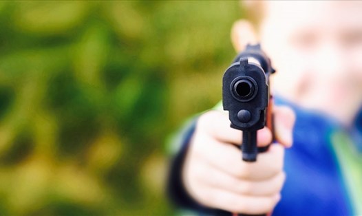 Kết quả nghiên cứu đã cho thấy trẻ em, nhất là các bé trai, thường bị thu hút bởi súng đạn. Ảnh AFP